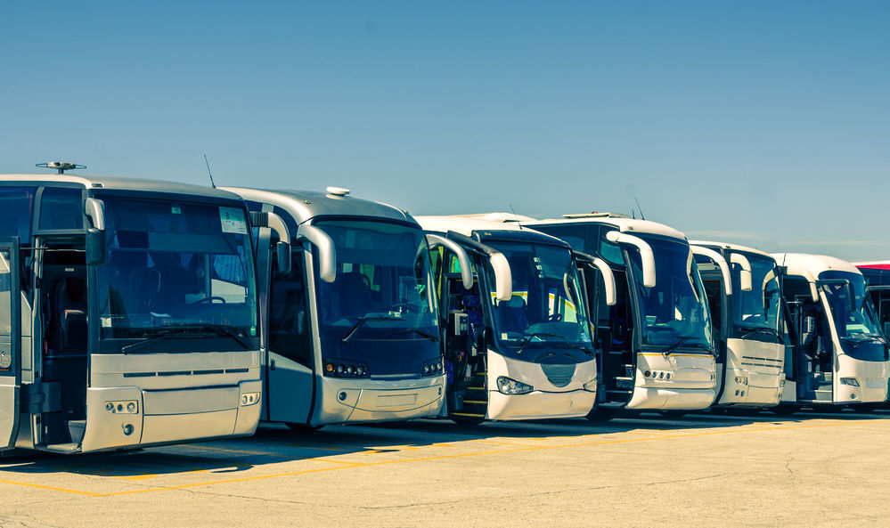 Fila di autobus parcheggiati