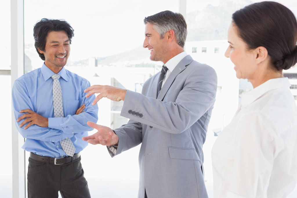 Discussione amichevole tra colleghi