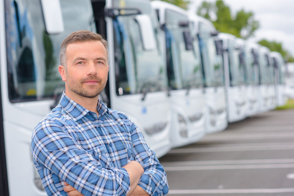 Autista di fornte a molti autobus